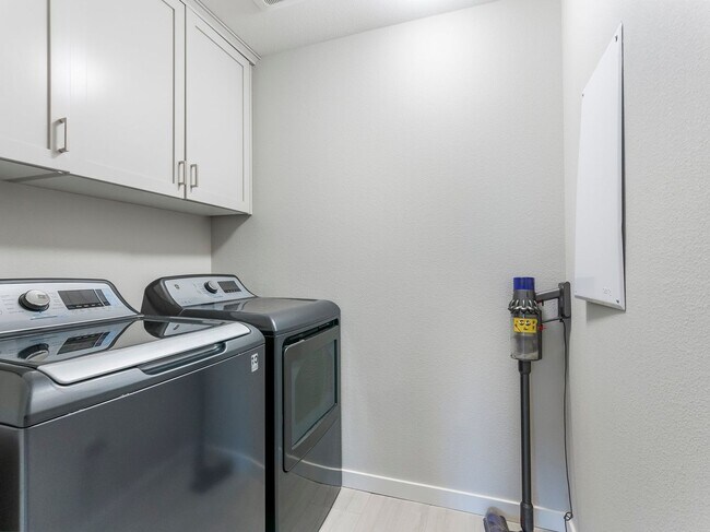 Building Photo - Stunning 4 Bed/2.5 Bath Modern Farmhouse in Scouters Mountain - HV