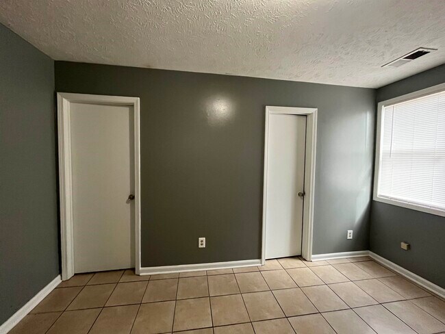 Building Photo - 514 Johnson St