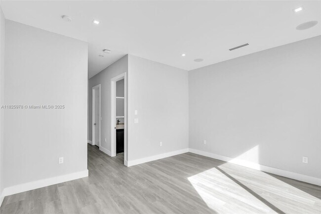 Building Photo - 808-810 SW 9th St