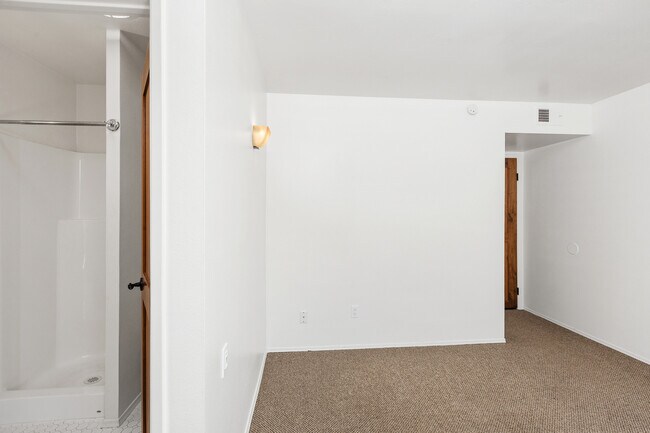 Third bedroom and bathroom - 2461 Geranium St