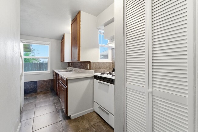 Building Photo - Feel Right at Home in This Inviting 2-Bed Gem