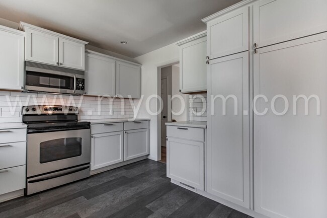 Building Photo - Stunning 3 Bedroom / 2.5 Bathroom | S. 48t...