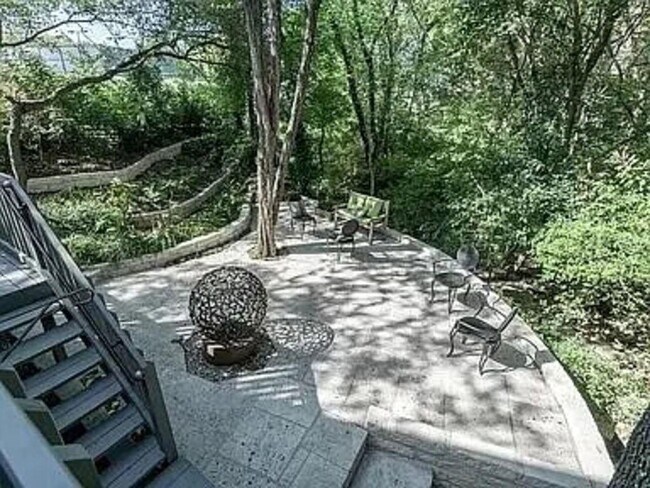 Building Photo - 5607 Courtyard Dr