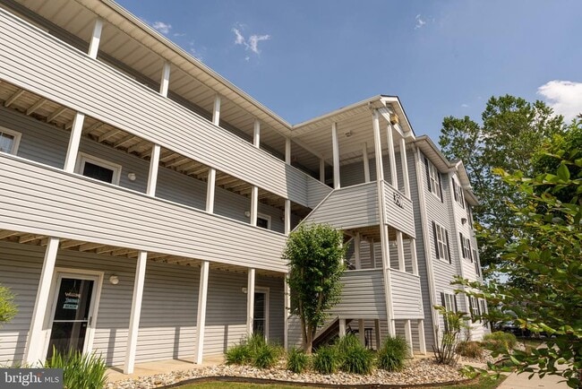 Building Photo - 3500 Sanibel Cir
