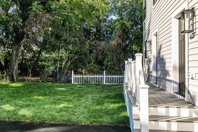 Building Photo - 516 River Rd