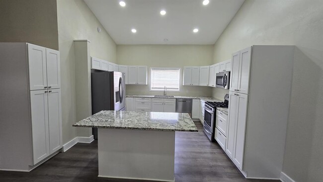 Building Photo - 305 Remuda Dr