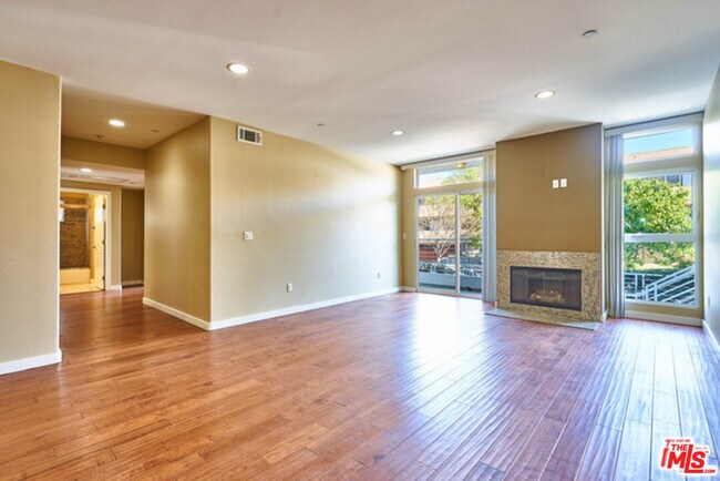 Building Photo - 401 N Serrano Ave