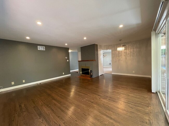 Building Photo - Nice and clean three bedrooms and two bath...