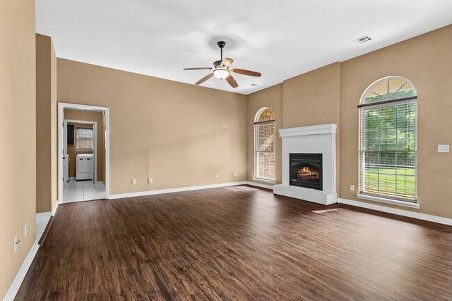 Building Photo - Bright & Beautiful 4 Bedroom Home with Fenced Yard and Modern Upgrades!