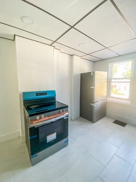 Building Photo - 8 Howe St