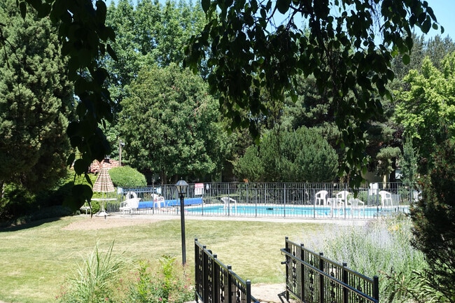 Building Photo - Updated Condo in Park-Like Setting