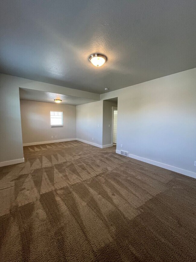 Building Photo - Spacious 3 Bed, 2.5 Bath Townhome in Pleasant Grove
