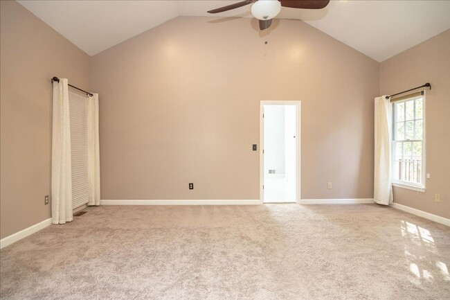 Building Photo - Spacious 4/3.5 in Highly Sought-After Buck...