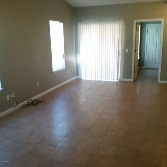 Building Photo - 2 bedroom 2 bath duplex, walking distance ...