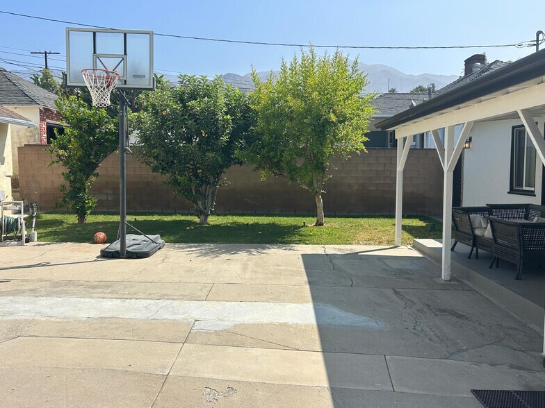 Building Photo - 839 E Santa Anita Ave