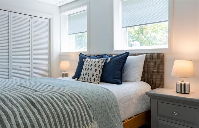 Building Photo - 11 N Hillview Dr