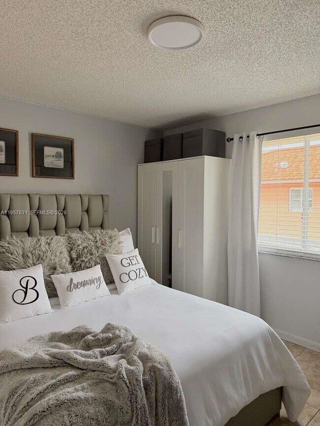 Building Photo - 10017 W Okeechobee Rd