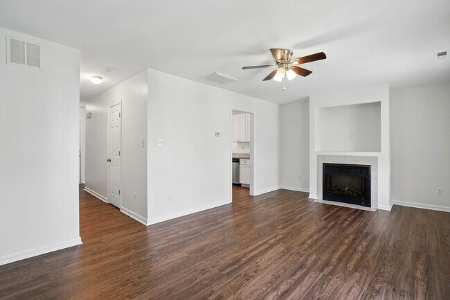 Building Photo - GREAT TOWNHOME- Come see it today!