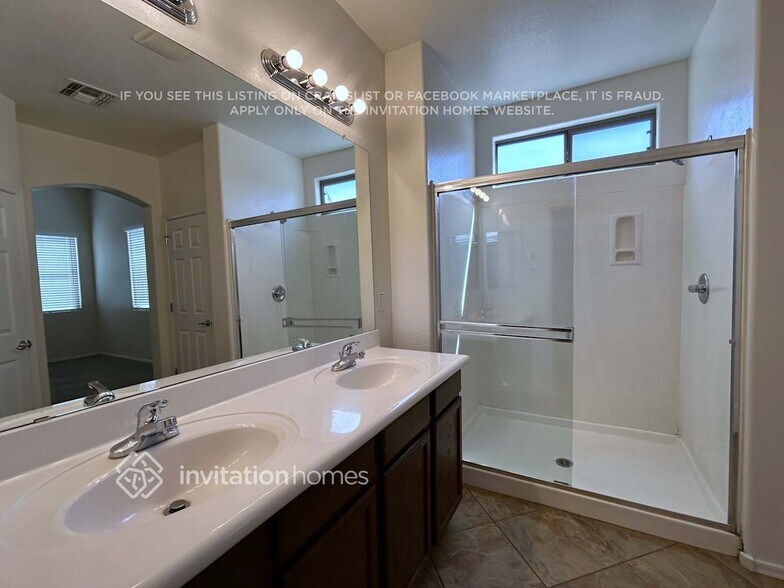 Building Photo - 10235 W Hilton Ave