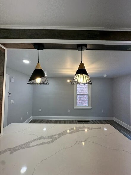 Building Photo - 3370 Parkview Ave