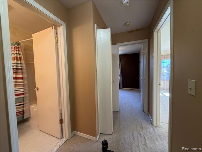 Building Photo - 15894 Cambridge Dr