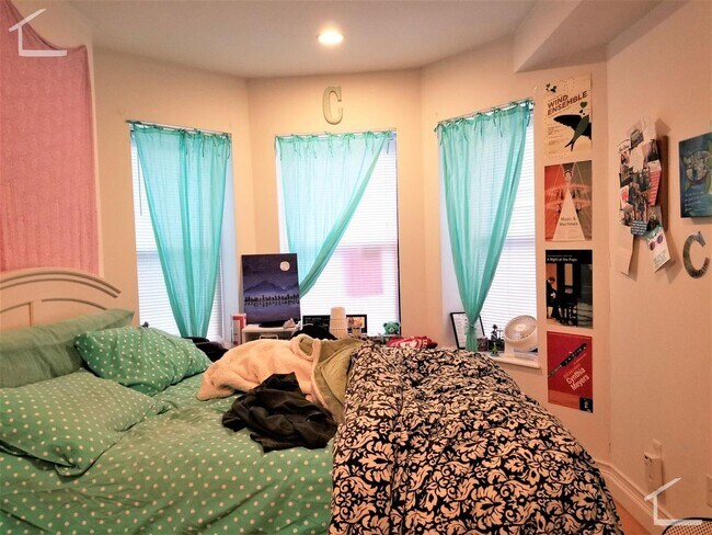 Building Photo - 4Br/1Bth apartment in Boston! Great location! Laundry in UNIT!