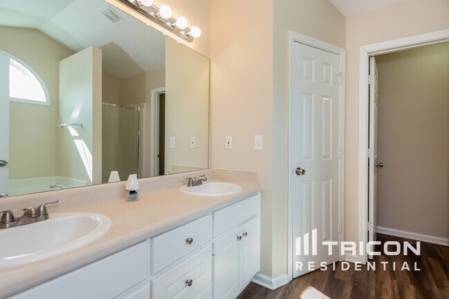 Building Photo - 195 Shadowbrook Dr