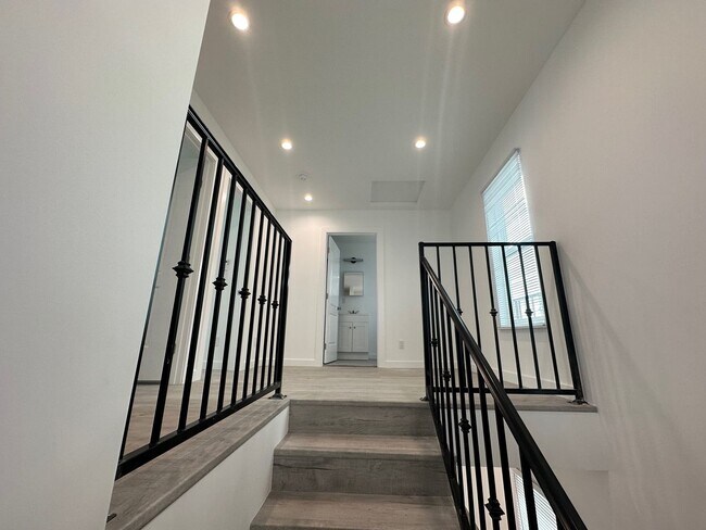 Building Photo - Stunning 3+2 ADU on a picturesque street i...