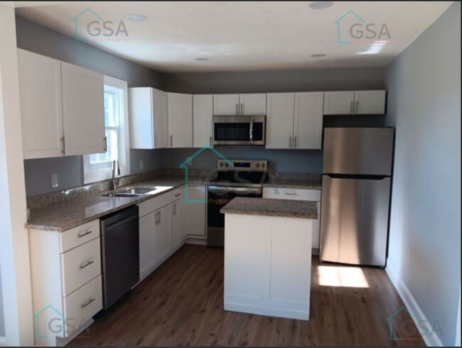 Building Photo - 3 Bedroom 2 Bath Available!