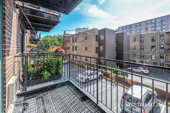 Building Photo - 3900 N Pine Grove Ave