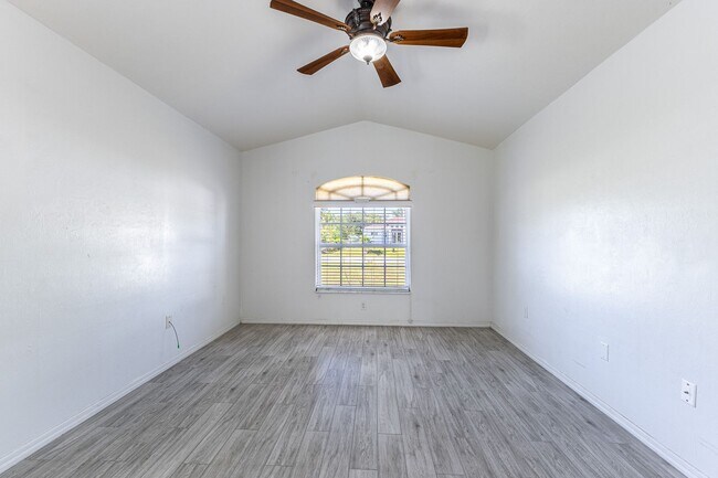 Building Photo - 608 Richmond Ave N