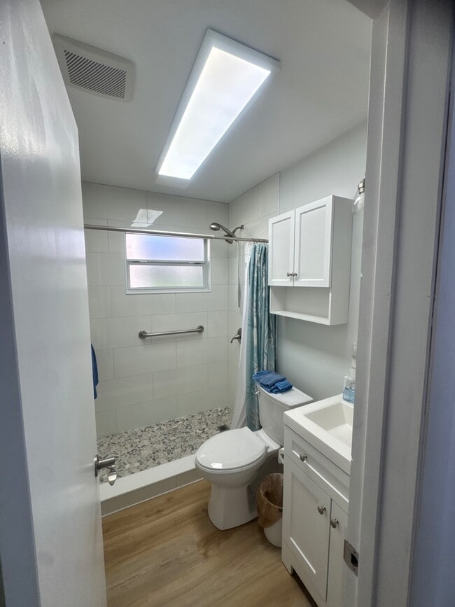 Building Photo - 19 Windy Point Rd