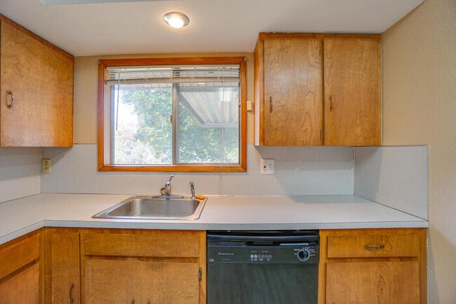 Building Photo - FOUR BEDROOM SPLIT LEVEL IN SALMON CREEK