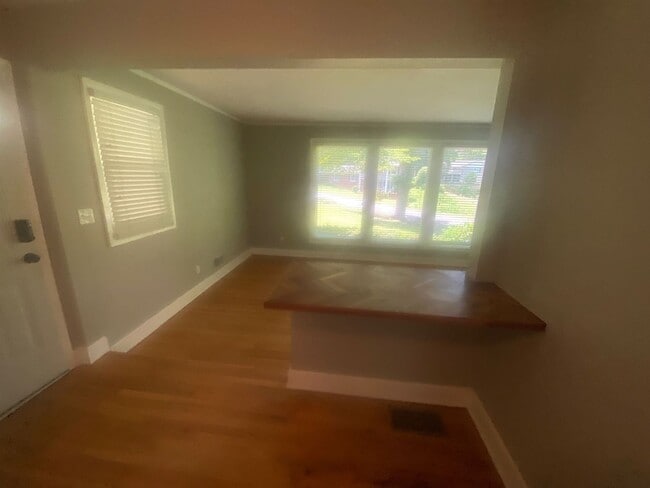 Building Photo - 1524 Alpine Dr