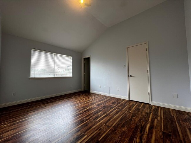 Building Photo - 15303 Riverside Grove Dr