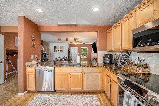 Building Photo - 2-Bedroom Townhome Near Downtown Erie