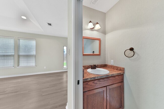Building Photo - Five Points 4 bedroom home