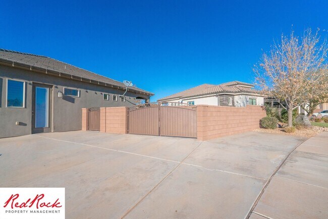 Building Photo - Stunning 2 Bedroom Fully Furnished Home. Community Pool & Mini Golf!