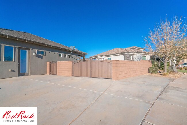 Building Photo - Stunning Fully Furnished 4 Bedroom Home. Community Pool & Mini Golf!