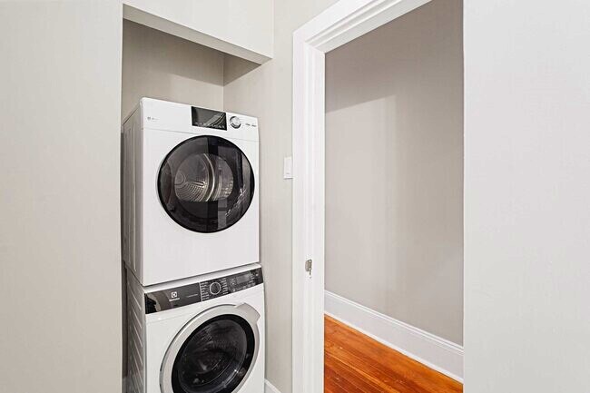 Building Photo - 381 Adams St