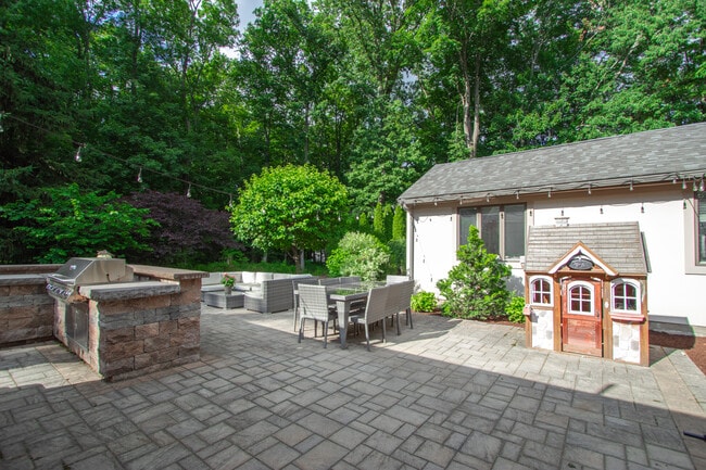 Building Photo - 22 Allen St