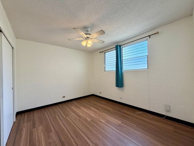 Building Photo - Punchbowl: 3 Bed, 1.25 Bath Apartment with 3 Tandem Parking Spots