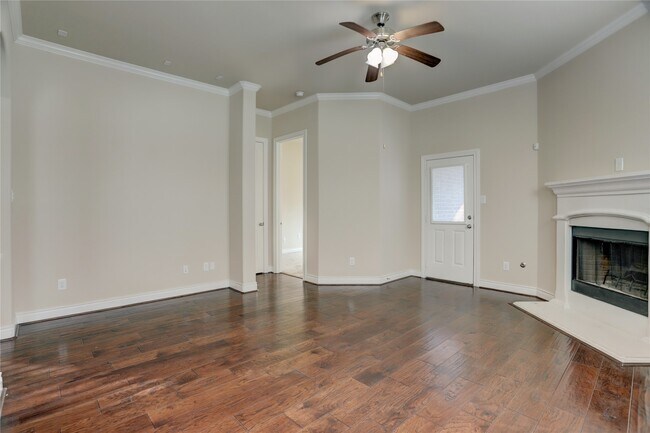 Building Photo - 606 Sabinal St