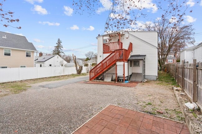 Building Photo - 72 Maple St