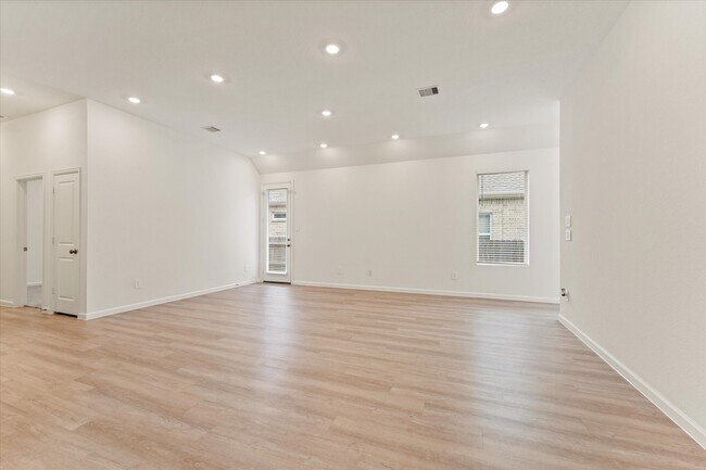 Building Photo - 15520 Maple