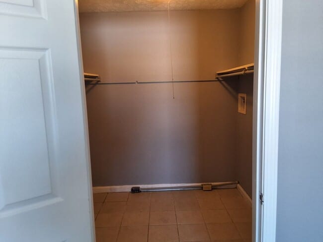 Building Photo - Cozy & Comfy 2 Bed, 1 Bath 365-12 Elmwood Dr