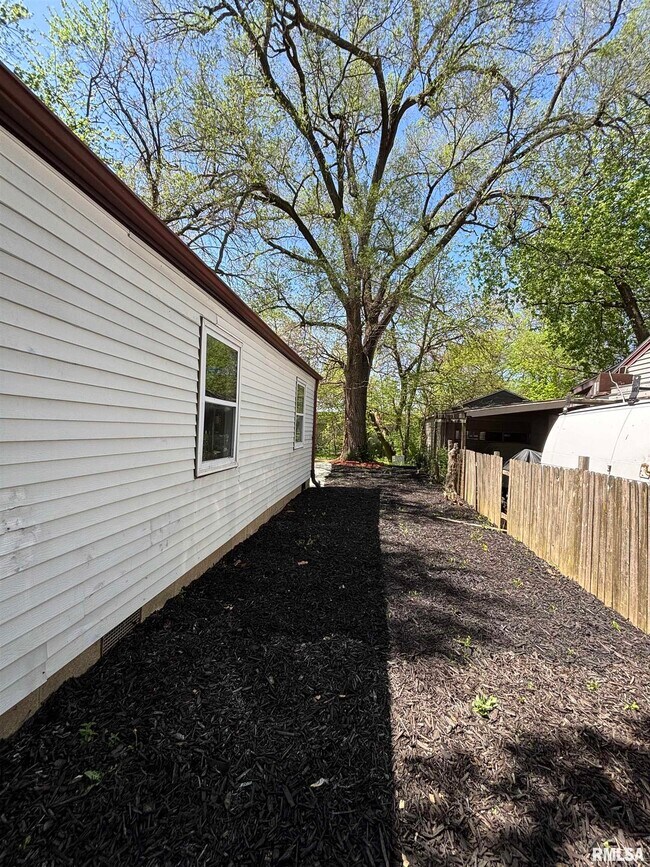 Building Photo - 1703 N Valley Ave