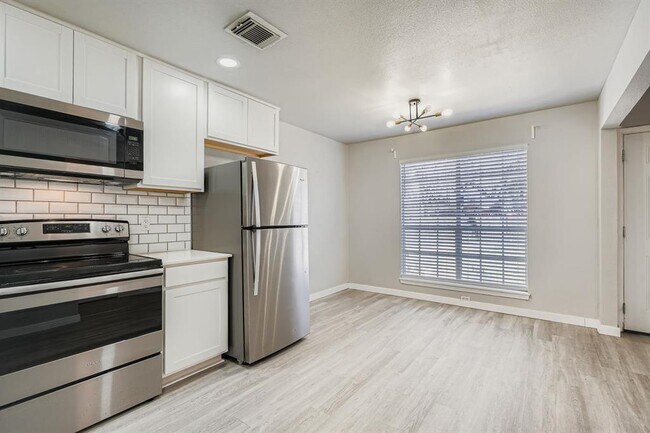 Building Photo - 1827 River Crossing Cir