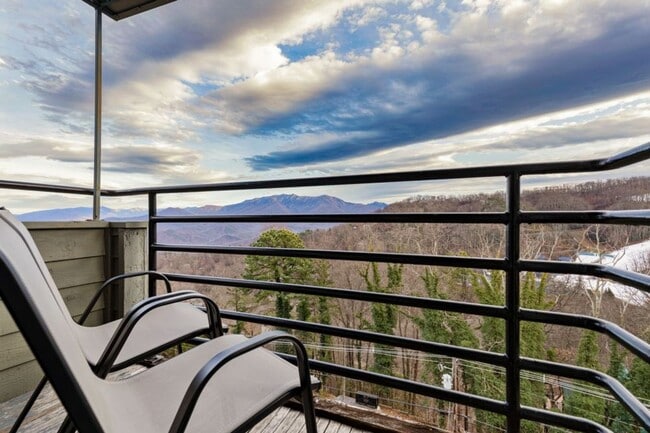 Building Photo - Modern Fully Furnished Home with Stunning ...