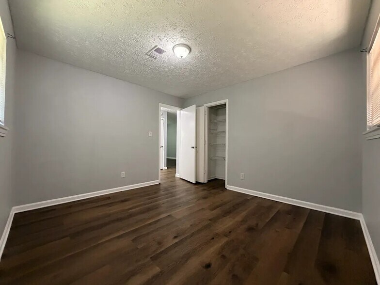 Building Photo - 4882 Valley Dale Ct SW